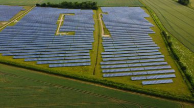 İngiltere 'nin Kırsal Bölgesi' nde Yenilenebilir Güneş Paneli Enerjisi ve Yel Değirmeni Rüzgar Türbini Çiftlikleri, İHA 'nın Yüksek Açı Hava Görüntüsü
