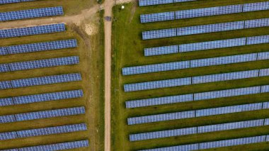 İngiltere 'nin Kırsal Bölgesi' nde Yenilenebilir Güneş Paneli Enerjisi ve Yel Değirmeni Rüzgar Türbini Çiftlikleri, İHA 'nın Yüksek Açı Hava Görüntüsü