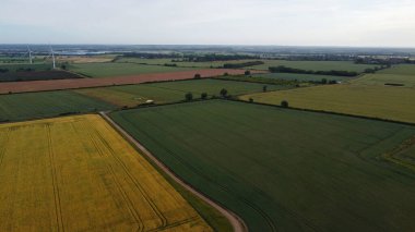 İngiltere 'nin Kırsal Bölgesi' nde Yenilenebilir Güneş Paneli Enerjisi ve Yel Değirmeni Rüzgar Türbini Çiftlikleri, İHA 'nın Yüksek Açı Hava Görüntüsü