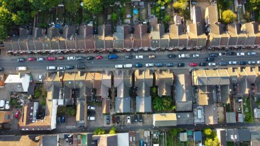 İngiltere 'nin Luton şehrinin Sunset Time' daki muhteşem hava görüntüsü, İHA 'nın günbatımında çektiği renkli bulutlar yüksek açı görüntüsü