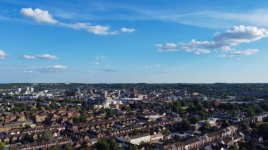 Londra Luton City 'nin yüksek açılı insansız hava aracı görüntüsü.