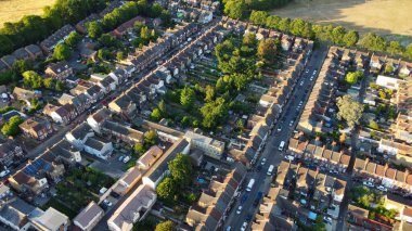 Londra Luton City 'nin yüksek açılı insansız hava aracı görüntüsü.