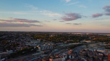 Ingiltere 'nin Londra Luton şehrinin yüksek açılı hava aracı görüntüsü ile çekilmiş görüntüleri. Binalar ve tren istasyonları Sunset Time' da raylarla çalışıyor.