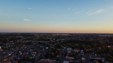 Ingiltere 'nin Londra Luton şehrinin yüksek açılı hava aracı görüntüsü ile çekilmiş görüntüleri. Binalar ve tren istasyonları Sunset Time' da raylarla çalışıyor.