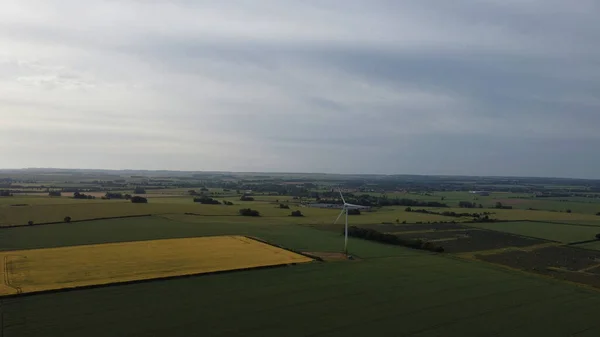 Erneuerbare Sonnenkollektoren Und Windkraftanlagen Auf Dem Land Von England Großbritannien — Stockfoto