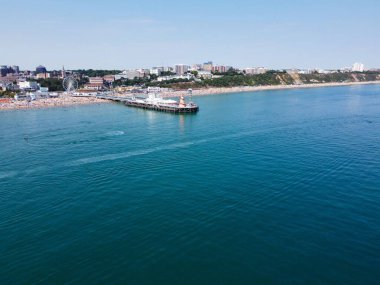 Yüksek Açı Görüntü ve Yüksek Hız Tekneleri ile Okyanus, İngiltere 'nin Bournemouth Sahil Cephesi' nde insanlar eğleniyor ve en sıcak havanın tadını çıkarıyorlar..
