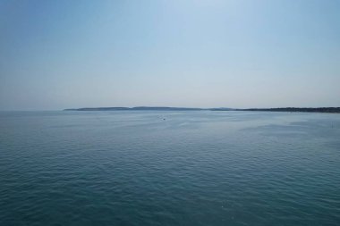 Yüksek Açı Görüntü ve Yüksek Hız Tekneleri ile Okyanus, İngiltere 'nin Bournemouth Sahil Cephesi' nde insanlar eğleniyor ve en sıcak havanın tadını çıkarıyorlar..