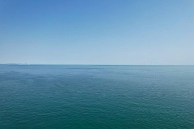 Yüksek Açı Görüntü ve Yüksek Hız Tekneleri ile Okyanus, İngiltere 'nin Bournemouth Sahil Cephesi' nde insanlar eğleniyor ve en sıcak havanın tadını çıkarıyorlar..