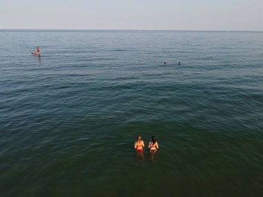 İngiltere 'nin Bournemouth şehrinde Insanlarla Yüksek Angle Sea View Beach Front, British Ocean' ın Hava Görüntüsü