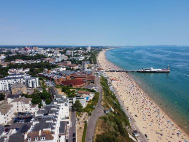 İngiltere 'nin Bournemouth şehrinde Insanlarla Yüksek Angle Sea View Beach Front, British Ocean' ın Hava Görüntüsü