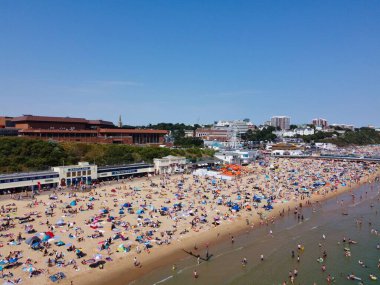 İngiltere 'nin Bournemouth şehrinde Insanlarla Yüksek Angle Sea View Beach Front, British Ocean' ın Hava Görüntüsü
