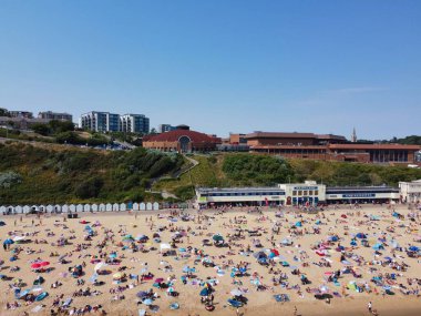 İngiltere 'nin Bournemouth şehrinde Insanlarla Yüksek Angle Sea View Beach Front, British Ocean' ın Hava Görüntüsü