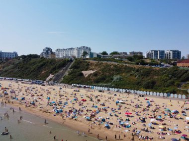 İngiltere 'nin Bournemouth şehrinde Insanlarla Yüksek Angle Sea View Beach Front, British Ocean' ın Hava Görüntüsü