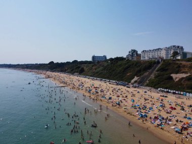 İngiltere 'nin Bournemouth şehrinde Insanlarla Yüksek Angle Sea View Beach Front, British Ocean' ın Hava Görüntüsü