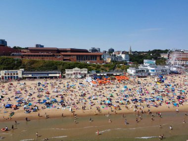 İngiltere 'nin Bournemouth şehrinde Insanlarla Yüksek Angle Sea View Beach Front, British Ocean' ın Hava Görüntüsü