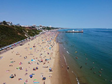 İngiltere 'nin Bournemouth şehrinde Insanlarla Yüksek Angle Sea View Beach Front, British Ocean' ın Hava Görüntüsü