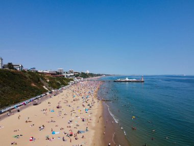 İngiltere 'nin Bournemouth şehrinde Insanlarla Yüksek Angle Sea View Beach Front, British Ocean' ın Hava Görüntüsü