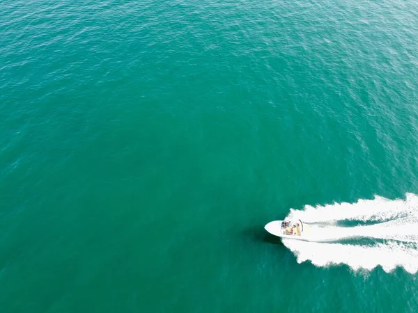 Высокий Угол Съемки Воздушный Вид Океан Высокоскоростные Лодки Люди Получают — стоковое фото