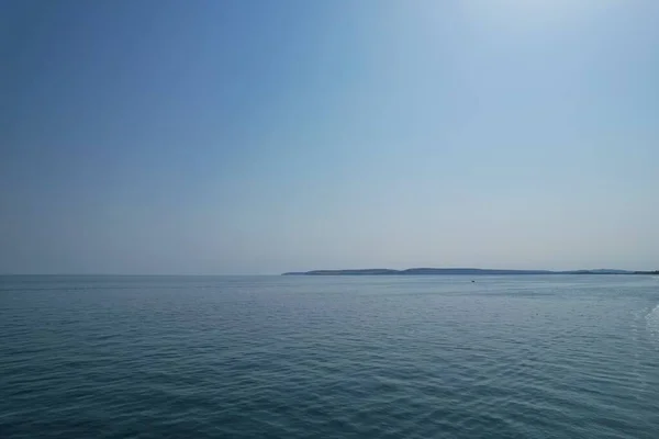 High Angle Footage Und Luftaufnahme Des Ozeans Mit Hochgeschwindigkeitsbooten Menschen — Stockfoto