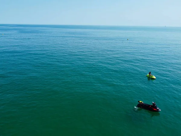 Высокий Угол Съемки Воздушный Вид Океан Высокой Скоростью Лодки Люди — стоковое фото