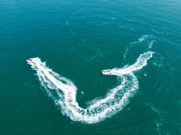 High Angle Záběry Letecký Pohled Oceán Vysokorychlostními Loděmi Lidé Baví — Stock fotografie