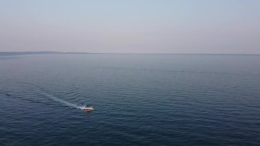 Okyanustaki Hızlı, Yarış ve Spor Tekneleri 'nin hava görüntüsü, İngiltere' nin Bournemouth Sahili 'nin Yüksek Açılı görüntüleri.