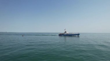 Okyanustaki Hızlı, Yarış ve Spor Tekneleri 'nin hava görüntüsü, İngiltere' nin Bournemouth Sahili 'nin Yüksek Açılı görüntüleri.