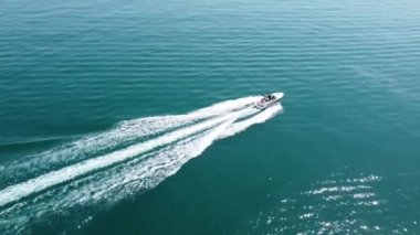Okyanustaki Hızlı, Yarış ve Spor Tekneleri 'nin hava görüntüsü, İngiltere' nin Bournemouth Sahili 'nin Yüksek Açılı görüntüleri.