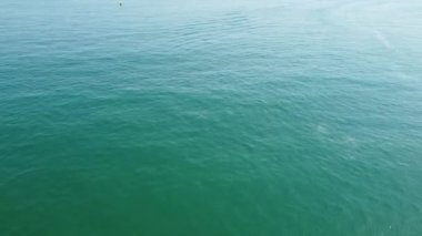 Okyanustaki Hızlı, Yarış ve Spor Tekneleri 'nin hava görüntüsü, İngiltere' nin Bournemouth Sahili 'nin Yüksek Açılı görüntüleri.