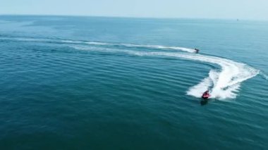 Okyanustaki Hızlı, Yarış ve Spor Tekneleri 'nin hava görüntüsü, İngiltere' nin Bournemouth Sahili 'nin Yüksek Açılı görüntüleri.