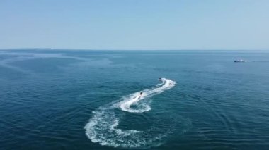 Okyanustaki Hızlı, Yarış ve Spor Tekneleri 'nin hava görüntüsü, İngiltere' nin Bournemouth Sahili 'nin Yüksek Açılı görüntüleri.