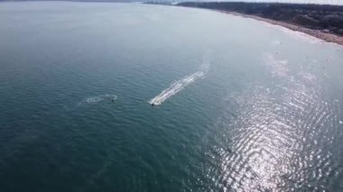 Okyanustaki Hızlı, Yarış ve Spor Tekneleri 'nin hava görüntüsü, İngiltere' nin Bournemouth Sahili 'nin Yüksek Açılı görüntüleri.