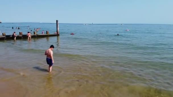 People Enjoying Hot Weather Summer Bournemouth Beach England — Αρχείο Βίντεο