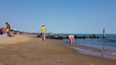 İnsanlar İngiltere 'nin Bournemouth Sahili' nde yazın sıcak havasının tadını çıkarıyorlar.