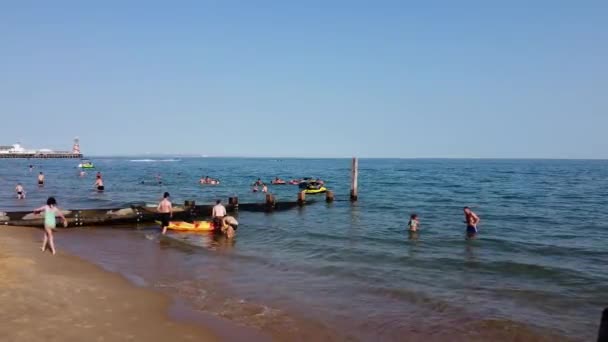 Menschen Genießen Heißes Sommerwetter Strand Von Bournemouth England — Stockvideo