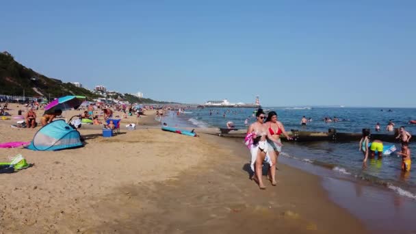 Menschen Genießen Heißes Sommerwetter Strand Von Bournemouth England — Stockvideo