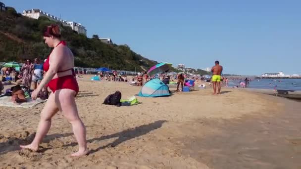 People Enjoying Hot Weather Summer Bournemouth Beach England — Stockvideo