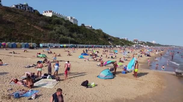 People Enjoying Hot Weather Summer Bournemouth Beach England — Video