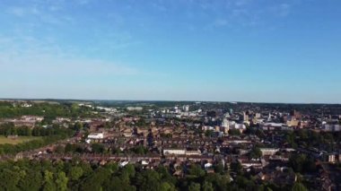 Londra Luton City 'nin yüksek açılı insansız hava aracı görüntüsü.