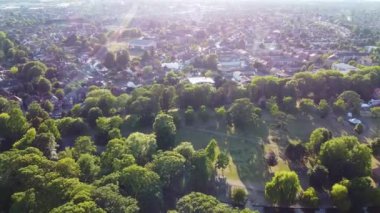 Londra Luton City 'nin yüksek açılı insansız hava aracı görüntüsü.