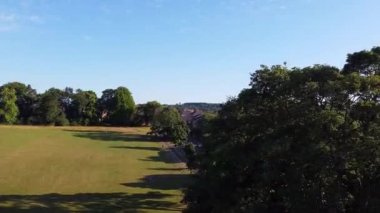 Londra Luton City 'nin yüksek açılı insansız hava aracı görüntüsü.