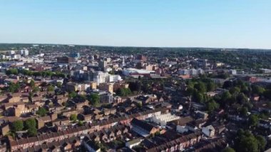 Londra Luton City 'nin yüksek açılı insansız hava aracı görüntüsü.
