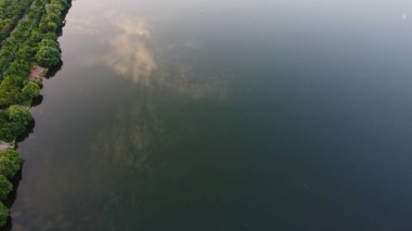 Gündoğumu Zamanı 'nda İngiltere Stewartby Gölü üzerinde Yüksek Açılı Hava Görüntüsü