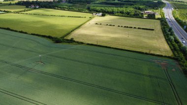 İngiltere 'nin kırsal kesiminden geçen İngiliz Karayolları ve Trafik Yüksek Açı görüntüsü