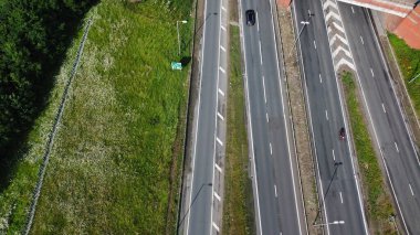 İngiltere 'nin kırsal kesiminden geçen İngiliz Karayolları ve Trafik Yüksek Açı görüntüsü