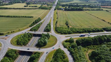 İngiltere 'nin kırsal kesiminden geçen İngiliz Karayolları ve Trafik Yüksek Açı görüntüsü
