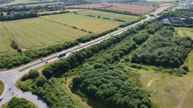 İngiltere 'nin kırsal kesiminden geçen İngiliz Karayolları ve Trafik Yüksek Açı görüntüsü