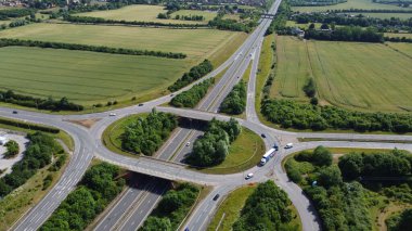 İngiltere 'nin kırsal kesiminden geçen İngiliz Karayolları ve Trafik Yüksek Açı görüntüsü
