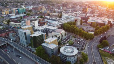 Drone 'un Luton Town of England ve Train Station, Central Luton' daki şehir merkezinin yüksek açılı hava görüntüsü