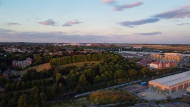Drone 'un Luton Town of England ve Train Station, Central Luton' daki şehir merkezinin yüksek açılı hava görüntüsü